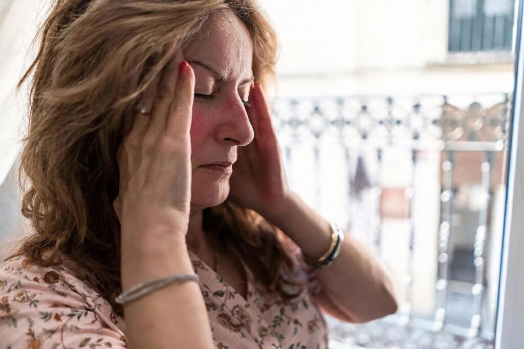 Stres a úzkosť môžu spúšťať návaly horúčavy v menopauze.